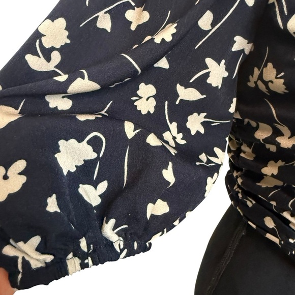 Lulu's | Pretty Fresh Navy Blue Floral Print Ruched Puff Sleeve Crop Top - Picture 6 of 11